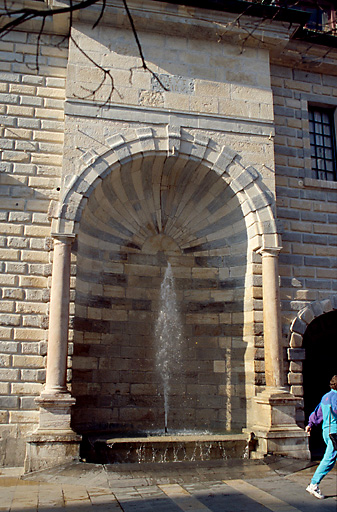 Façade antérieure : fontaine