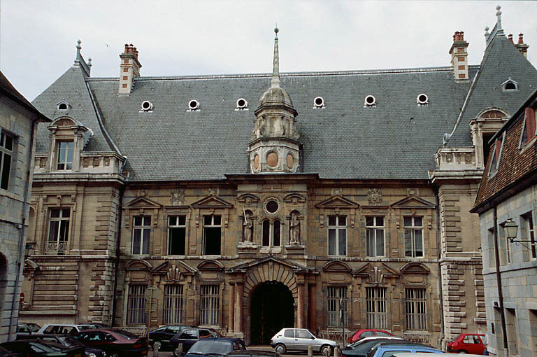 Palais de justice : façade antérieure de Hugues Sambin