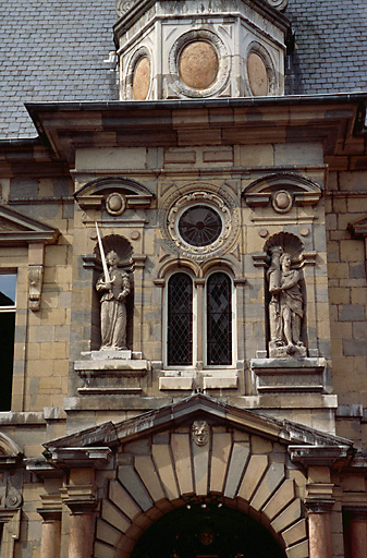 Façade antérieure : avant-corps central