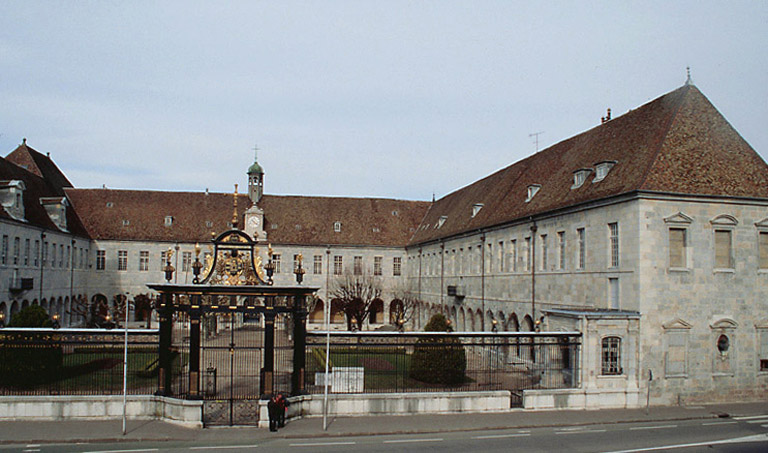 Vue d'ensemble de la cour d'honneur