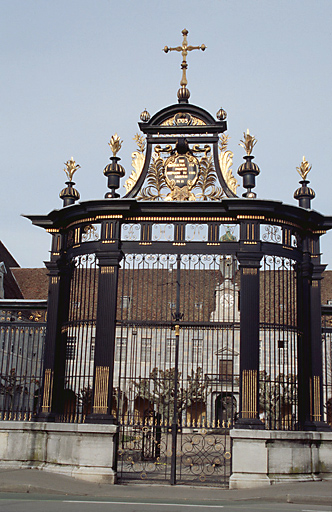 Cour d'honneur : porte centrale de la grille