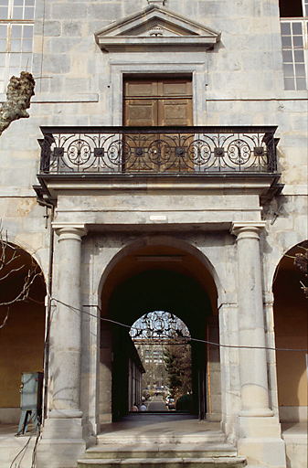 Cour d'honneur façade principale : balcon et passage vers jardin