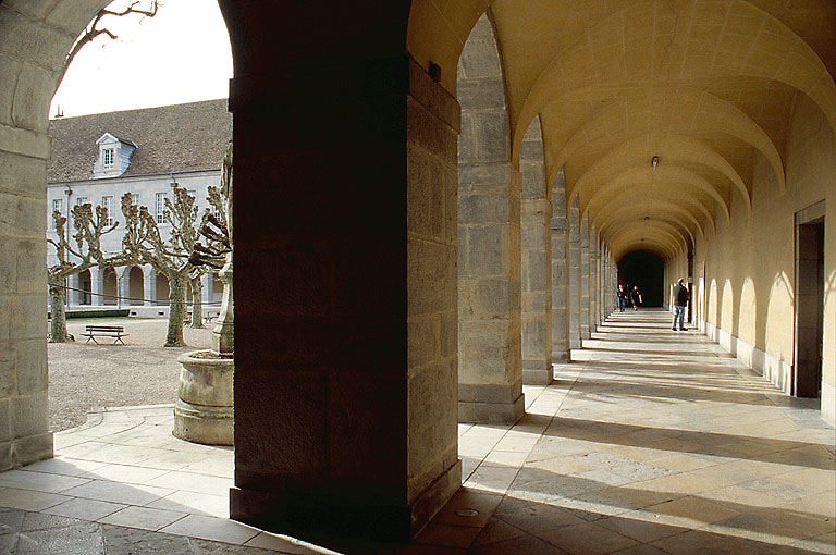 Cour d'honneur : galerie