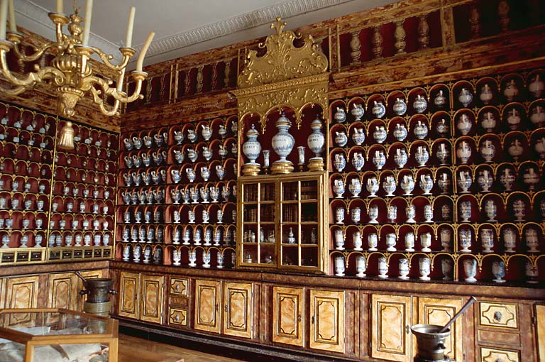 Pharmacie : ensemble de boiseries