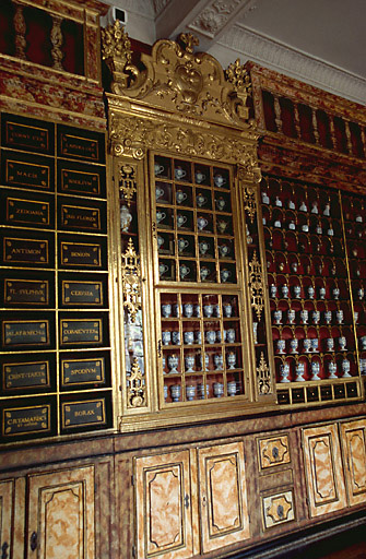 Pharmacie : ensemble de boiseries