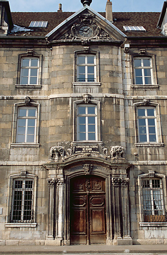 Façade antérieure : avant-corps central