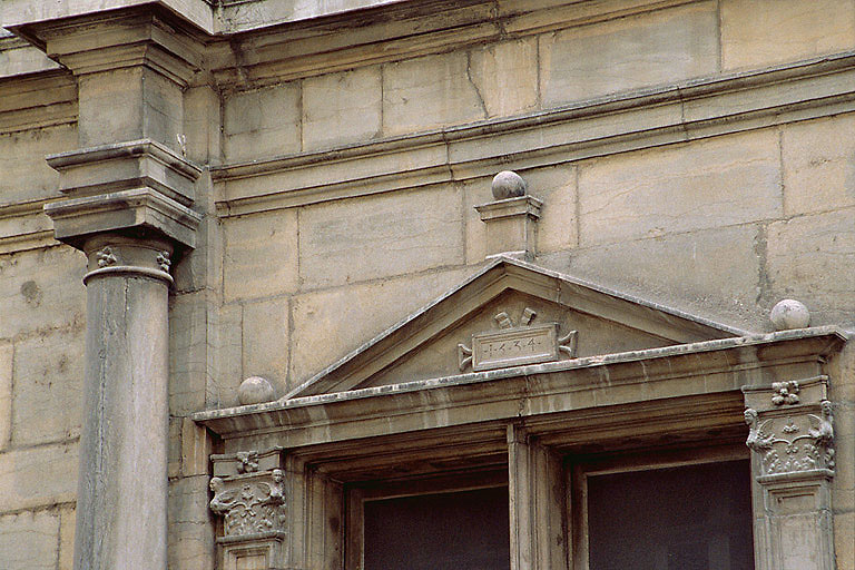 Façade sur rue : fenêtre et colonne