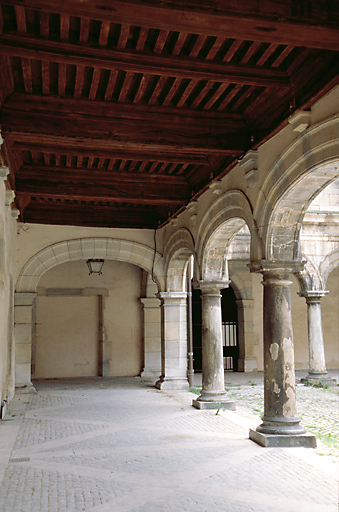 Cour intérieur : galerie