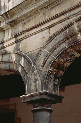 Détail d'une arcade de la cour intérieure