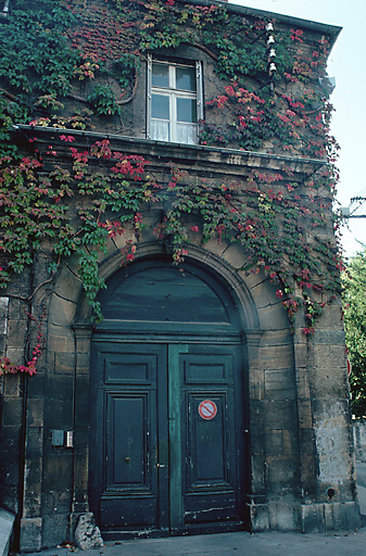 Bâtiment d'entrée : portail