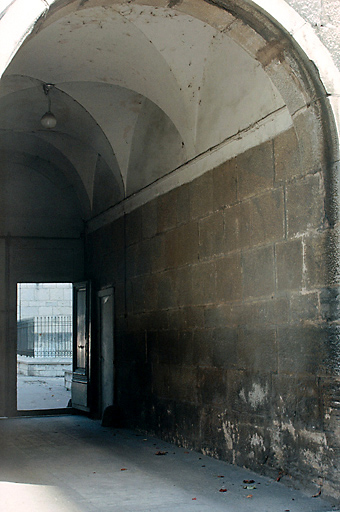 Bâtiment d'entrée : allée cochère