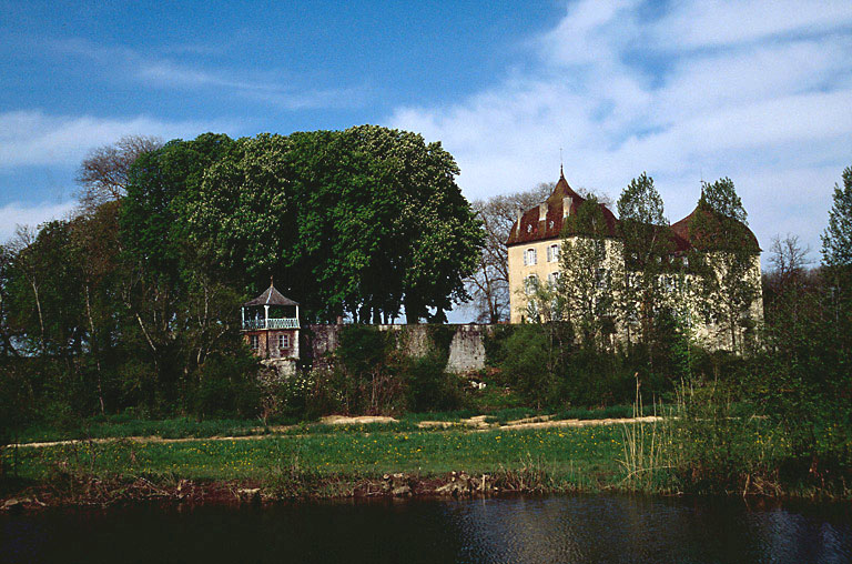 Vue depuis la rive gauche de la Loue