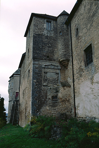 Tour est : flanc nord : porte aux armes des Cusance