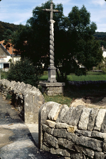 Croix monumentale vu du sud-ouest