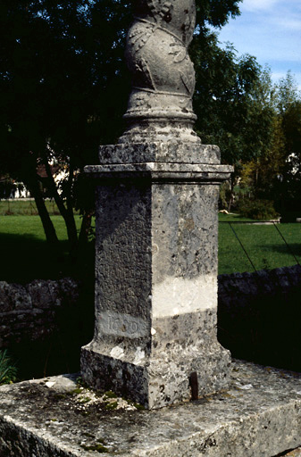 Croix monumentale : piédestal vu du sud-ouest