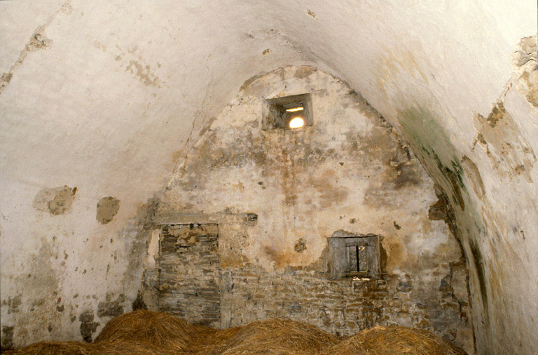 Habitation : salle voûtée : ancienne entrée et jours dans le pignon sud