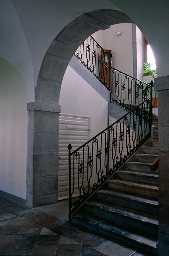 Bâtiment conventuel : grand escalier à l'angle nord-ouest du cloître