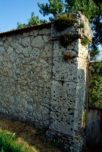 Potager : mur et pilier d'entrée