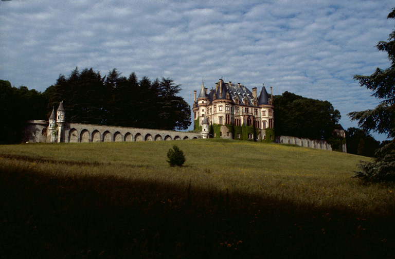 Terrasse : corps de logis et chapelle vus depuis le nord est