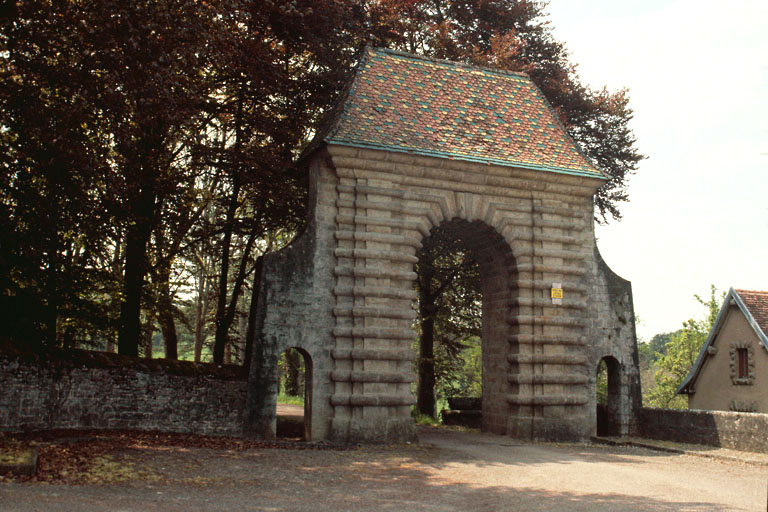 Portail nord près de l'église de Cubry