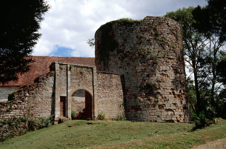 Elévation ouest : porte et tour