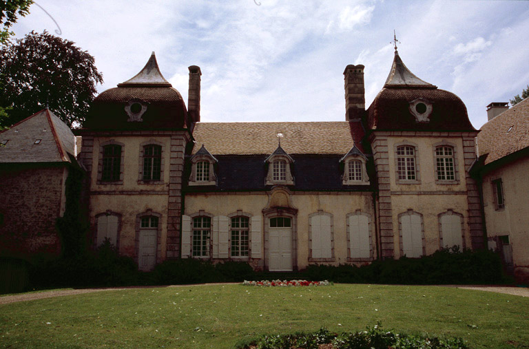 Corps de logis : façade nord sur cour