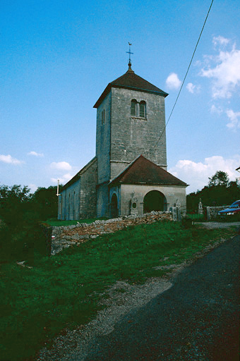 Clocher-porche à l'ouest