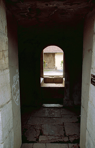 Entrée dans le lavoir sous l'escalier de la mairie