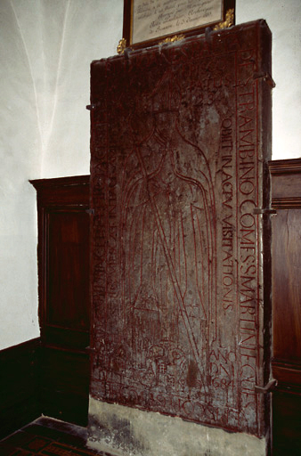 Troisième chapelle latérale droite avec pierre tombale