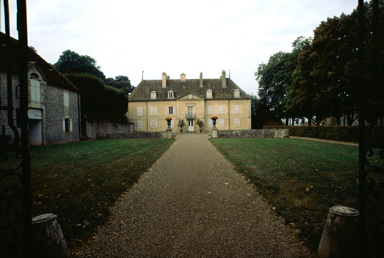 Cour : corps de logis : façade sur cour