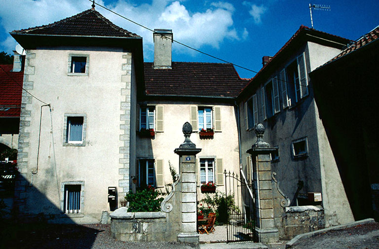 Façade sur la place de l'église