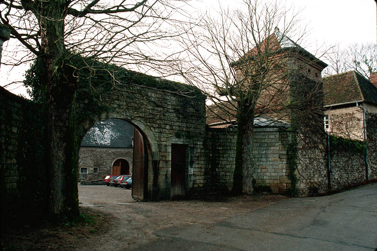 Portail d'entrée dans la cour et tour du poulailler et du pigeonnier