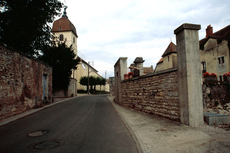 Clôture des cours et jardin sur la rue