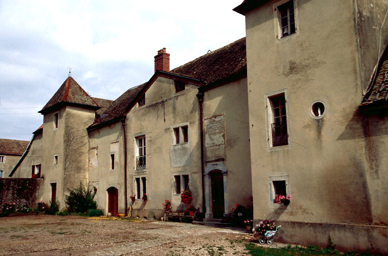 Corps de logis : façade sur cour