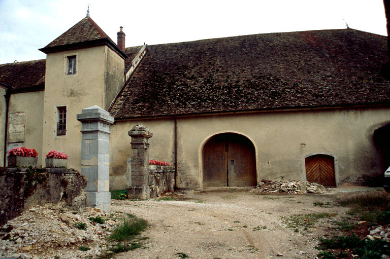 Communs : façade sur cour