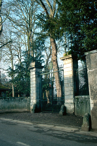 Jardin : portail d'entrée