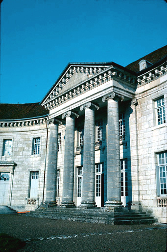 Corps de logis : façade sur la cour : avant-corps central