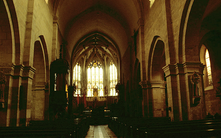 Eglise abbatiale : nef et choeur vus depuis l'entrée