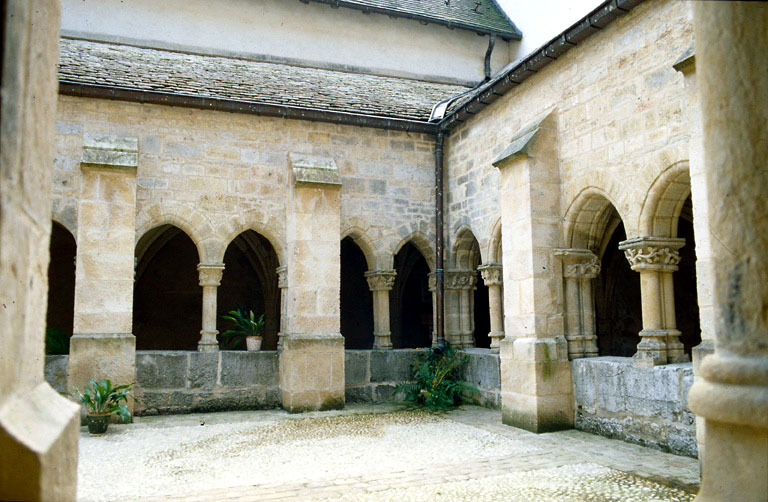 Bâtiments abbatiaux : cour du cloître