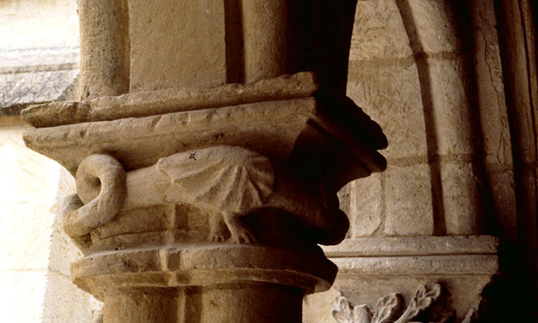 Bâtiment abbatiaux : chapiteau du cloître