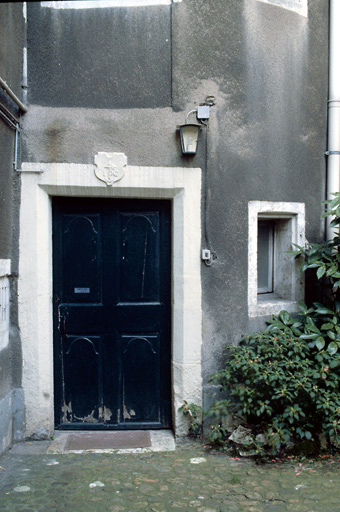 Porte et vantail de la tour d'escalier