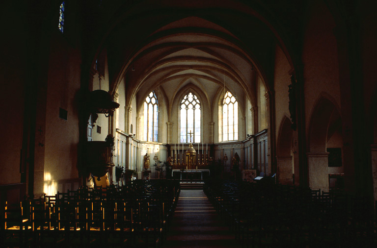 Eglise : nef et choeur vus depuis l'entrée