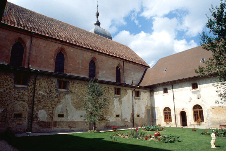 Bâtiment conventuel : cour du cloître angle ouest