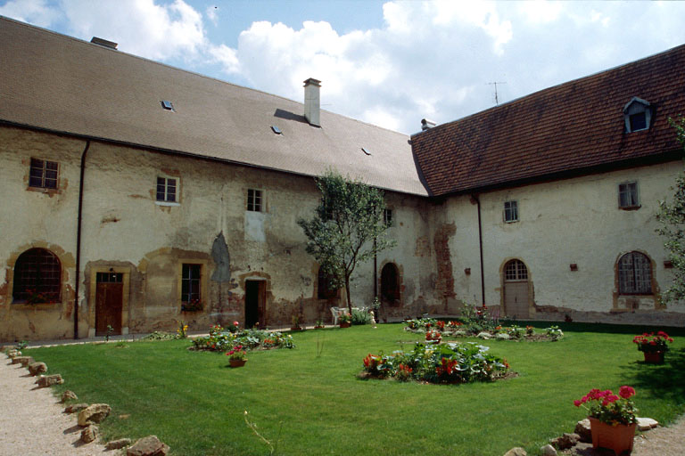 Bâtiment conventuel : cour du cloître, angle est