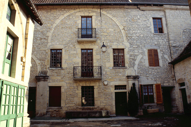 Eglise prieurale : nef et passage à la croisée du transept