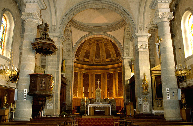 Nef et choeur vus depuis l'entrée