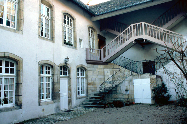 Escalier ouvert sur la cour