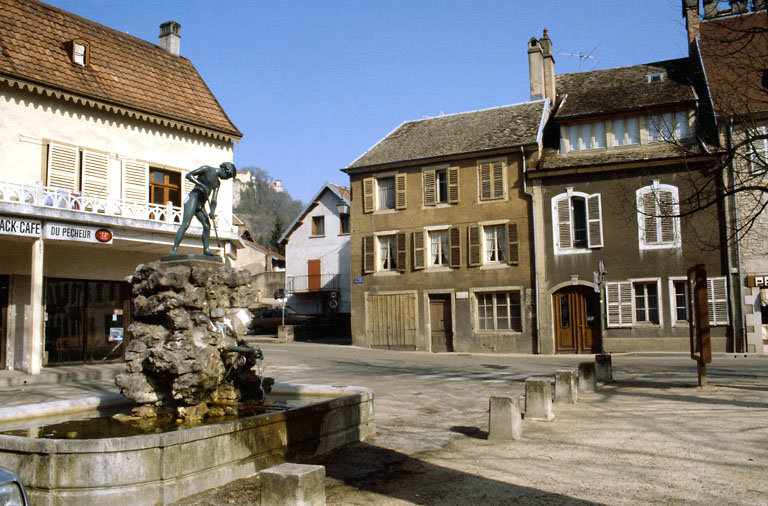 Façade sur la place Courbet