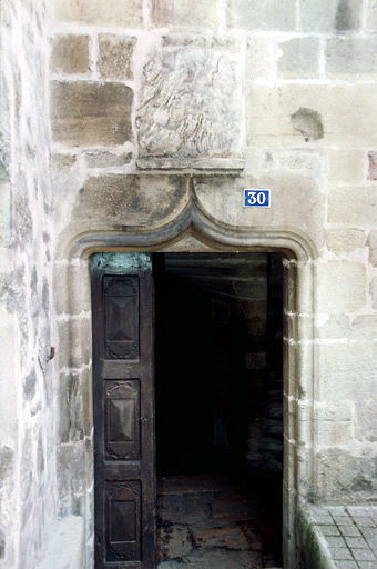 Porte d'entrée dans l'escalier