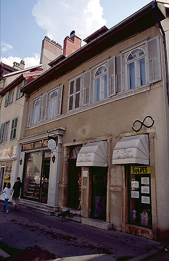 Façade principale sur la rue de la République